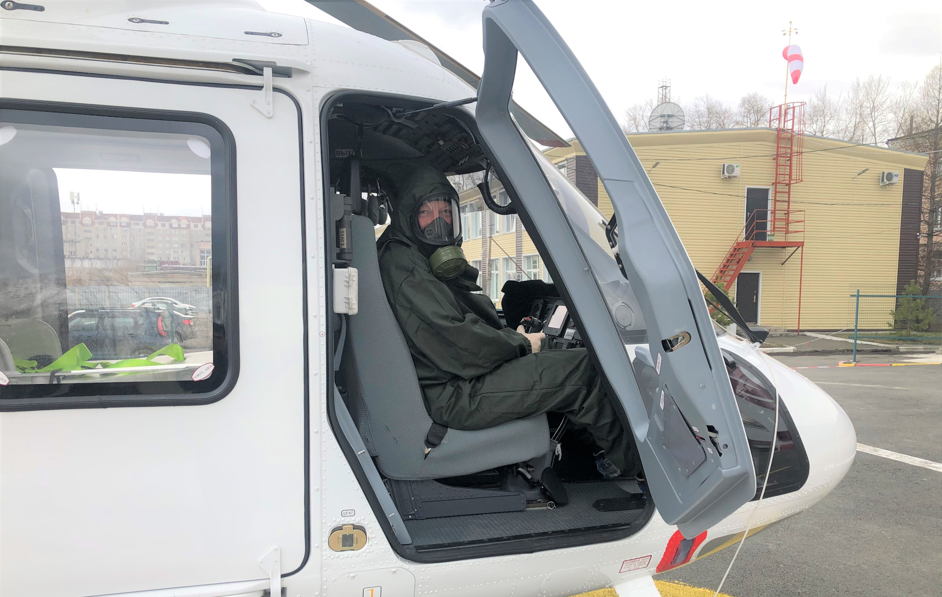 Летно-технический состав «Курганского вертолетного центра оперативной медицины» оснастили новыми костюмами биологической защиты
